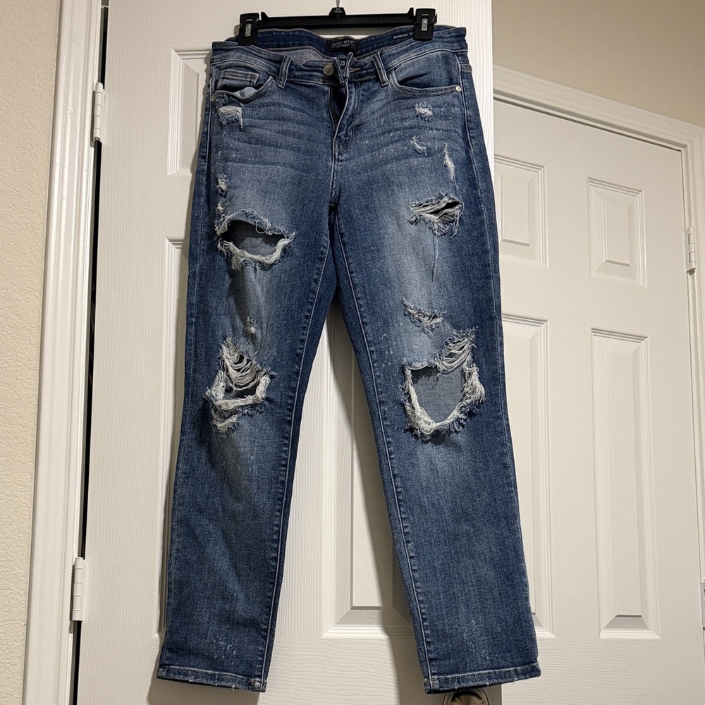 Judy Blue Distressed Boyfriend Jeans in Blue